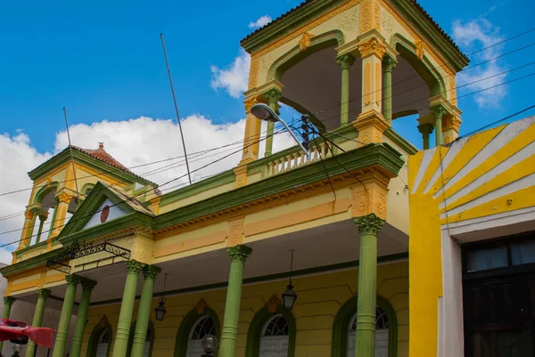 Holguín, Cuba: Edificio clásico amarillo con columnas verdes en el centro de la ciudad . —  Fotos de Stock