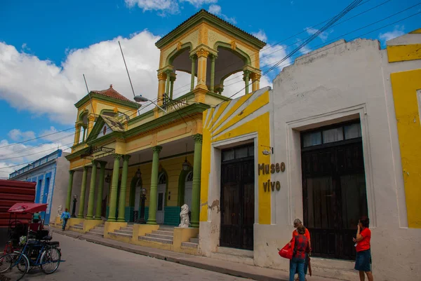 Holguín, Cuba: Edificio clásico amarillo con columnas verdes en el centro de la ciudad . — Foto de Stock