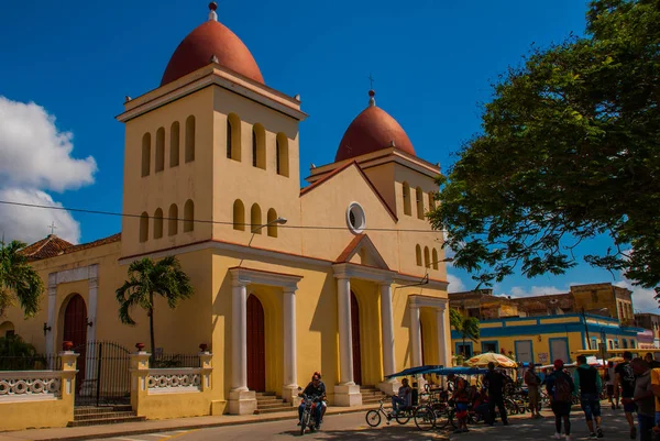 HOLGUIN, CUBA: Catedral de San Isidoro exterior em Peralta parque mostrado — Fotografia de Stock