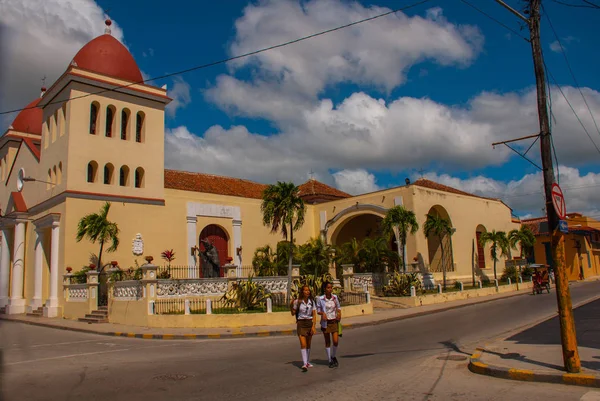 HOLGUIN, CUBA: Catedral de San Isidoro exterior em Peralta parque mostrado — Fotografia de Stock