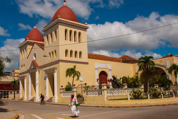 Holguin, kuba: kathedrale von san isidoro außen am peralta park gezeigt — Stockfoto