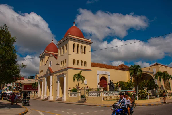 HOLGUIN, CUBA: Catedral de San Isidoro exterior en el parque Peralta se muestra — Foto de Stock