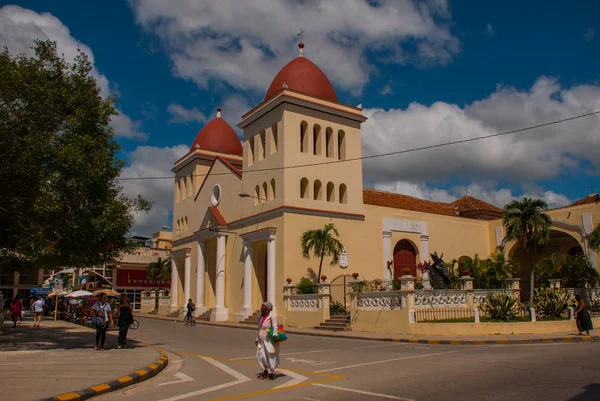 HOLGUIN, CUBA: Cathedral San Isidoro exterior at Peralta park shown — Stock Photo, Image