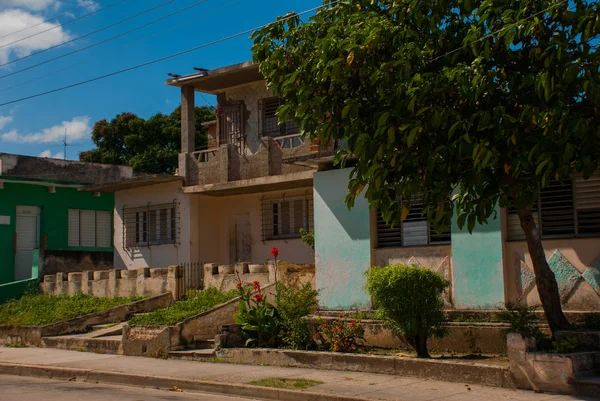 Ольгин, Куба: звичайні Кубинський вулиці з будинок — стокове фото