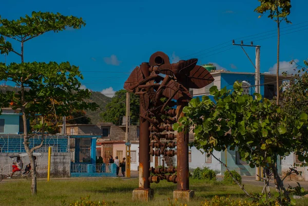 Пам'ятник Ольгин, Куба: Пам'ятник труб в парку. — стокове фото