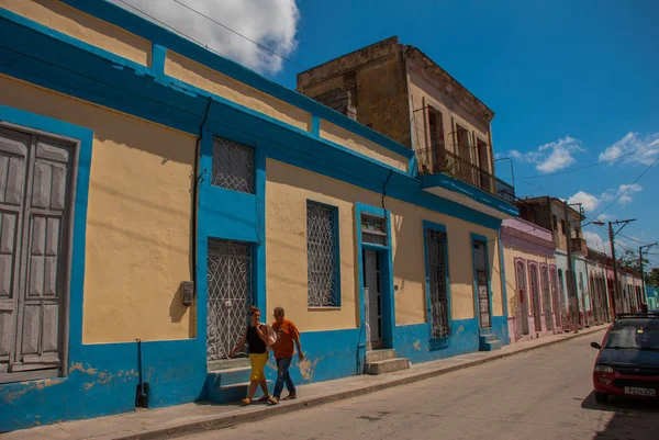 Holguin, Cuba: Lokale Cubanen buiten in een residentiële straat. Stockfoto