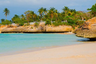 Holguin, Guardalavaca Beach, Küba: Karayip Denizi güzel mavi turkuaz su ve yumuşak kum ve palmiye ağaçları ile. Cennet manzara.