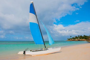 Holguin, Guardalavaca Beach, Küba: yelkenli tekne sahilde standları.