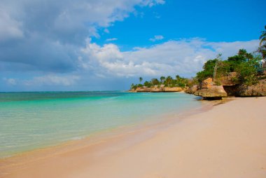 Holguin, Guardalavaca Beach, Küba: Karayip Denizi güzel mavi turkuaz su ve yumuşak kum ve palmiye ağaçları ile. Cennet manzara.