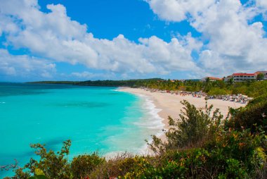 Playa Esmeralda Holguin, Küba'da. Plaj üstten görünüm. Güzel Karayip Denizi turkuaz.