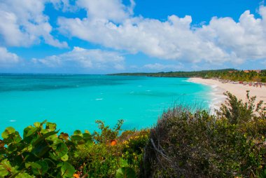 Playa Esmeralda Holguin, Küba'da. Plaj üstten görünüm. Güzel Karayip Denizi turkuaz.