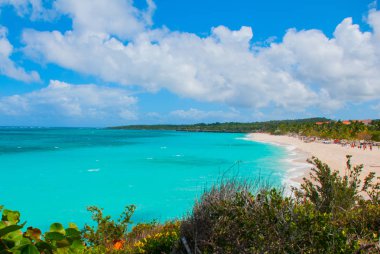 Playa Esmeralda Holguin, Küba'da. Plaj üstten görünüm. Güzel Karayip Denizi turkuaz.
