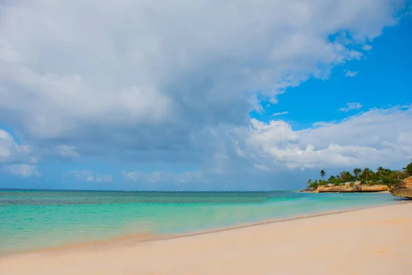 Holguín, Playa Guardalavaca, Cuba: Mar Caribe con hermosas aguas azul turquesa y suaves arenas y palmeras. Paraíso paisaje . —  Fotos de Stock