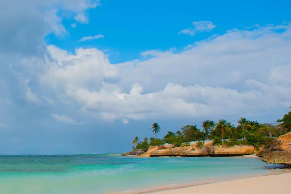 Holguín, Playa Guardalavaca, Cuba: Mar Caribe con hermosas aguas azul turquesa y suaves arenas y palmeras. Paraíso paisaje . —  Fotos de Stock