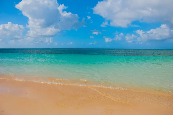 Holguín, Playa Guardalavaca, Cuba: Mar Caribe con hermosas aguas azul turquesa y arena amarilla. Paraíso paisaje . —  Fotos de Stock