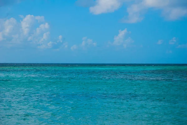 Holguín, Guardalavaca Beach, Cuba: El mar Caribe con pequeñas olas —  Fotos de Stock