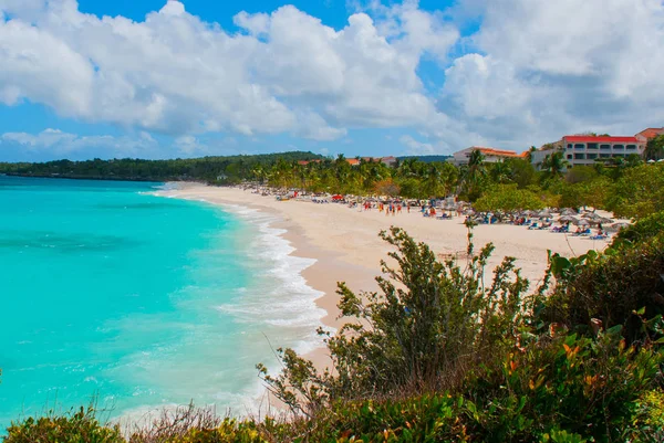 Playa Esmeralda en Holguín, Cuba. La vista desde la parte superior de la playa. Hermoso mar Caribe turquesa . — Foto de Stock