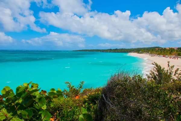 Playa Esmeralda em Holguin, Cuba. A vista do topo da praia. Belo mar caribenho turquesa . — Fotografia de Stock