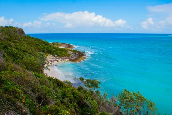 Holguin, Kuba: bedövning underbar vacker, fantastisk utsikt över Holguin-provinsen tropisk inbjudande strand och lugna azurblått turkos hav på blå himmel bakgrund — Stockfoto