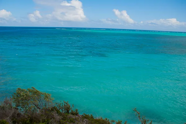 Holguín, Cuba: Hermoso paisaje con el mar Caribe turquesa . —  Fotos de Stock