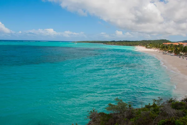 플 라 야 Esmeralda Holguin, 쿠바입니다. 해변의 꼭대기에서 보기 아름 다운 카리브 바다 청록색. — 스톡 사진