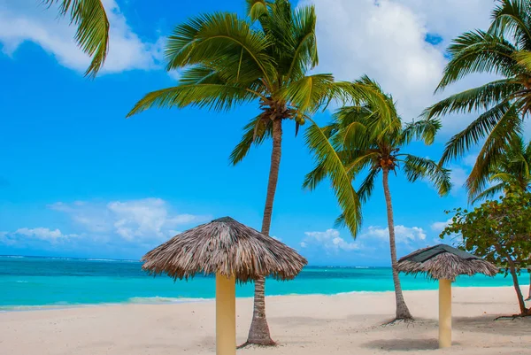 Vista de Playa Esmeralda, Holguín, Cuba. Mar Caribe. Hermosa playa Paradise: sombrillas, mar, palmeras, arena . — Foto de Stock