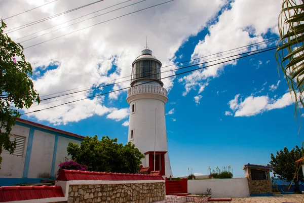 Latarnia morska w pobliżu zamku San Pedro de la Roca del Morro, Santiago de Cuba, Kuba — Zdjęcie stockowe