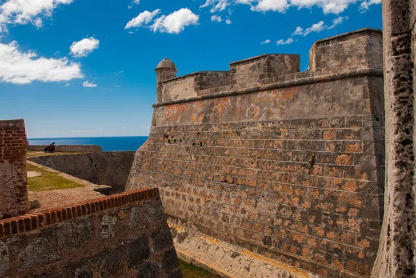 Fosso e paredes da antiga fortaleza. Forte Castillo del Moro. Castelo de San Pedro de la Roca del Morro, Santiago de Cuba — Fotografia de Stock