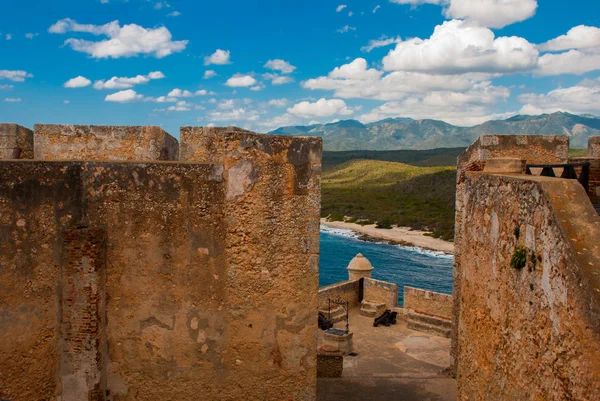 Antigua fortaleza en Cuba. Fuerte Castillo del Moro. Castillo San Pedro de la Roca del Morro, Santiago de Cuba — Foto de Stock