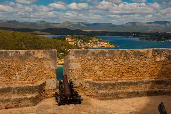 Antigua fortaleza en Cuba. Fuerte Castillo del Moro. Castillo San Pedro de la Roca del Morro, Santiago de Cuba — Foto de Stock