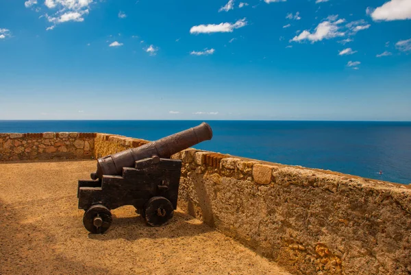 フォート カスティーリョ ・ デル ・ モロ、城サン ペドロ デ ラ ロカ ・ デル ・ モロ、サンティアゴ ・ デ ・ キューバ、キューバ: 湾の要塞壁に銃 — ストック写真