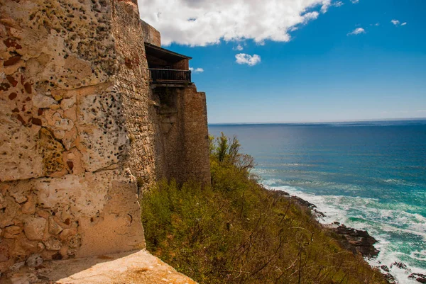 포트 카스 티 요 델 모로, 산티아고 드 쿠바, 쿠바: 요새의 벽에서 카리브 해의 해안선의 놀라운 아름다움 조회 열 — 스톡 사진