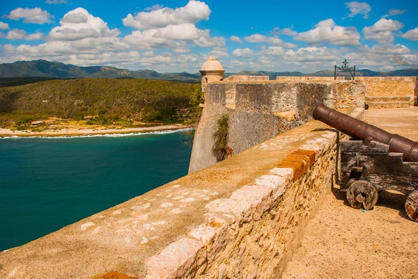 포트 카스 티 요 델 모로, 산티아고 드 쿠바, 쿠바 내 야드 그리고 벽. 대포와 오래 된 요새의 요새. — 스톡 사진