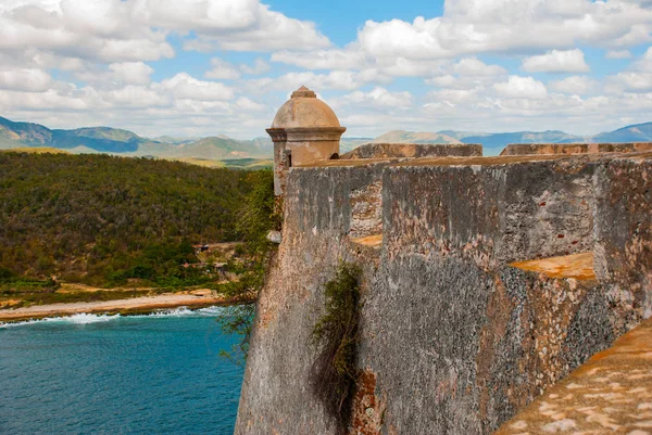 Fort Castillo del Moro, Santiago De Cuba, Cuba: Desde las murallas de los bastiones se abren increíbles vistas de la costa del mar Caribe — Foto de Stock