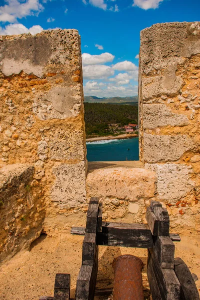 Fort Castillo del Moro, Castillo San Pedro de la Roca del Morro, Santiago De Cuba, Cuba: Arma en la muralla de la fortaleza en la Bahía — Foto de Stock