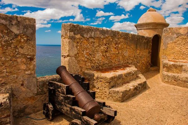 Fort Castillo del Moro, Santiago De Cuba, Cuba patio interior y muros. Cañones y bastiones de la antigua fortaleza . — Foto de Stock