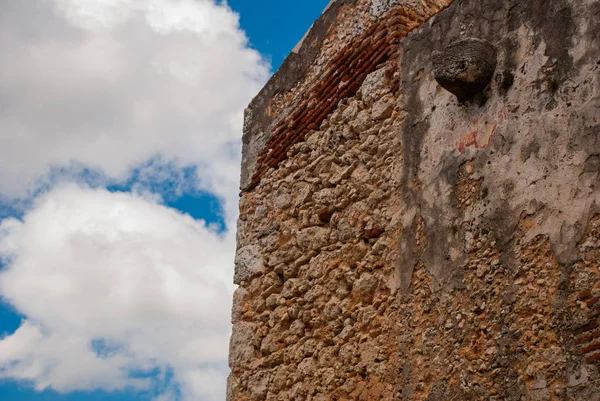 Santiago de Cuba, Cuba, Fort Castillo del Moro. : Paisagem com vista para as muralhas da fortaleza. Castelo de San Pedro de la Roca del Morro . — Fotografia de Stock