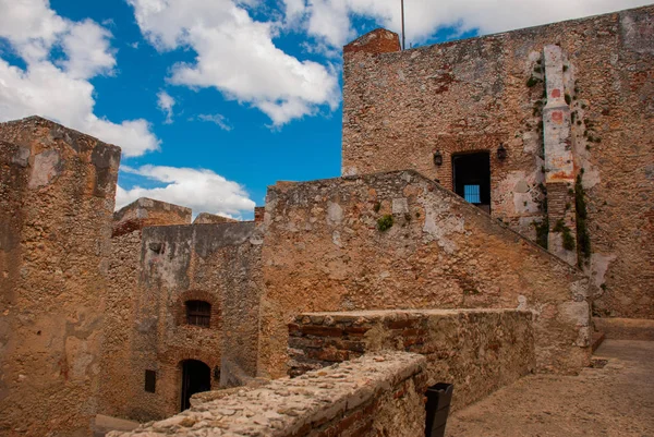 Santiago de Cuba, Kuba, fortet Castillo del Moro: landskap med utsikt över fästningen väggar. Slottet San Pedro de la Roca del Morro. — Stockfoto