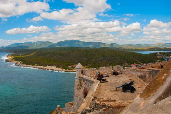 美雲が青い空に北米に位置する古代の要塞とカリブ海のサンティアゴ ・ デ ・ クーバ都市景観の要塞からの眺め。キューバ、フォート カスティーリョ ・ デル ・ モロ. — ストック写真