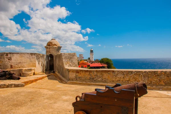 Fortet Castillo del Moro, Santiago De Cuba, Kuba inre gården och väggar. Kanoner och bastioner av den gamla fästningen. — Stockfoto