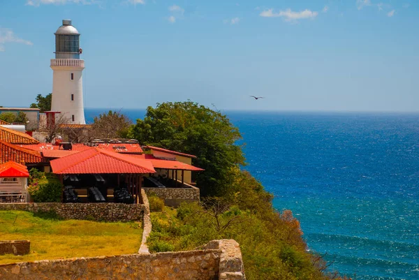 Fort Castillo del Moro, Santiago De Cuba, Cuba: Un faro en funcionamiento que indica la entrada a la segunda bahía más grande de Cuba . — Foto de Stock