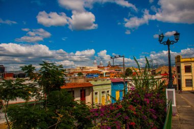 Santiago de Cuba, Cuba: Top bloklar ve eski şehir sokakları görünümünü. Manzara parlak güzel çiçekler ve Katolik Katedrali.
