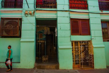 Santiago de Cuba, Cuba: Klasik mimarisi ve insanların sıradan sokak görünümü