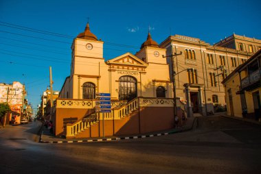 Santiago de Cuba, Cuba: Sala dolortes, sarı taret ile bina ve sokakta saat.