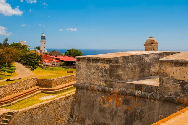 Fortet Castillo del Moro, Santiago De Cuba, Kuba: en fungerande fyr som visar ingången till den näst största bukten i Kuba. — Stockfoto