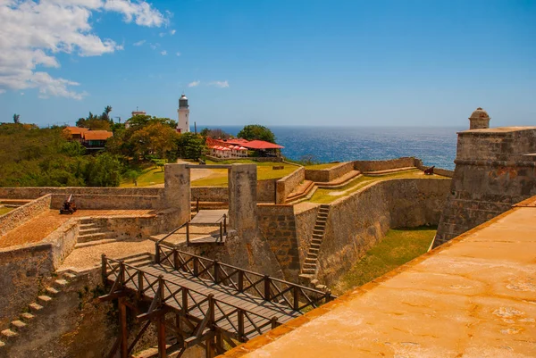 Fort Castillo del Moro, Santiago De Cuba, Cuba: Um farol funcional que indica a entrada para a segunda maior baía de Cuba . — Fotografia de Stock