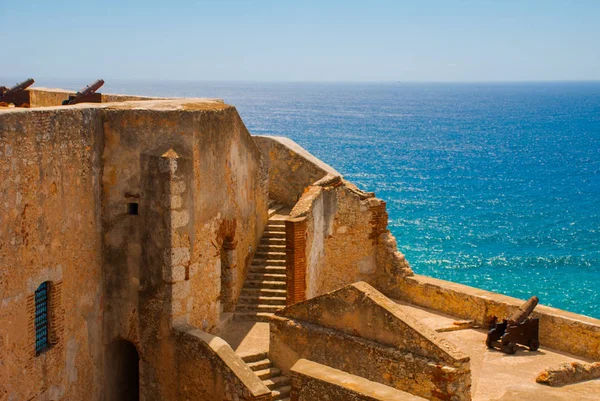 Santiago de Cuba, Cuba, Fuerte Castillo del Moro: Paisaje con vista a las murallas de la fortaleza. Castillo San Pedro de la Roca del Morro . — Foto de Stock