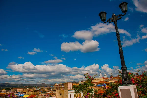 Santiago de Cuba, Cuba: Lâmpada de rua. Vista superior da cidade, vista da casa e da Catedral Católica — Fotografia de Stock