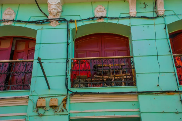 Santiago de Cuba, Kuba: grön byggnad i klassisk stil med en balkong och trädörrar — Stockfoto