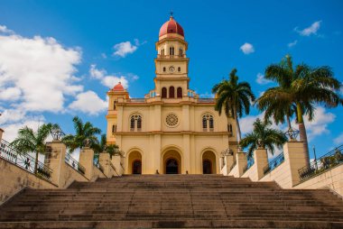 Mavi gökyüzüne karşı Basilica Virgen de la Caridad tapınağa giden merdivenler. Kutsal Bakire Meryem için adanmış Roma Katolik küçük Katolik Katedrali. El Cobre, Santiago de Cuba, Cuba.